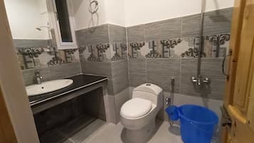 Deluxe Double Room | Bathroom | Rainfall showerhead, towels