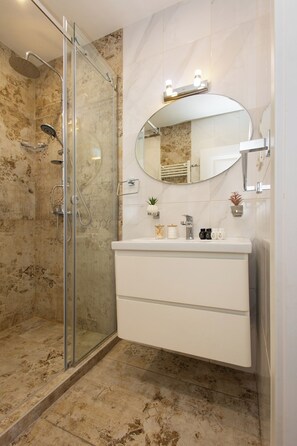 Deluxe Apartment | Bathroom