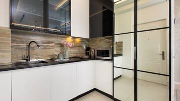 Deluxe Apartment | Private kitchen | Fridge, stovetop, electric kettle, griddle