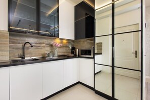 Appartamento Deluxe | Cucina privata | Frigorifero, piano cottura, bollitore elettrico, piastra