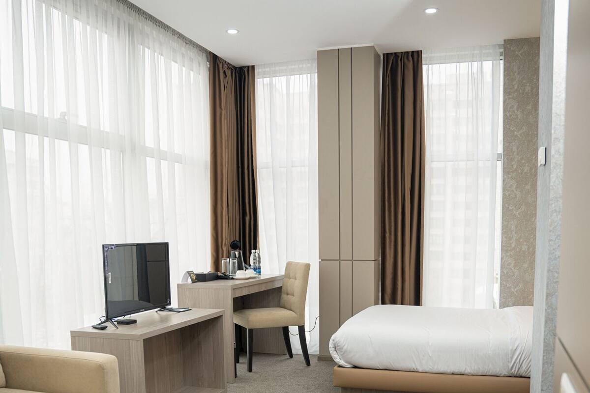 Phòng 2 giường đơn tiện nghi đơn giản | Bộ đồ giường cao cấp, bàn, bàn ủi/dụng cụ ủi quần áo