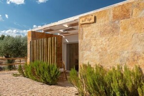 A modern building with a stone facade, a wooden pergola, and a sign that reads "Villa Fuge." - Deluxe Double Room with Balcony (Veiros)