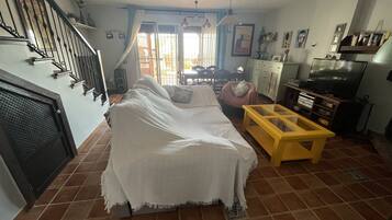 Smart-TV, Kamin, Videospiele, Bücher