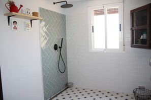 تجهيزات دش، مجففات شعر، مناشف، صابون