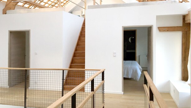 A modern interior with a wooden staircase, white walls, and a sloped ceiling. - Architect's house - 10000m2 garden and undergrowth (Bains-sur-Oust)