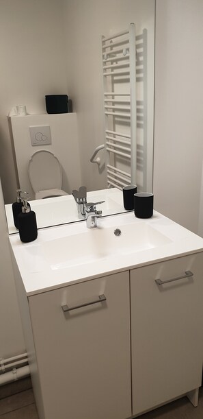 Douche, sĂšche-cheveux, serviettes fournies, papier toilette