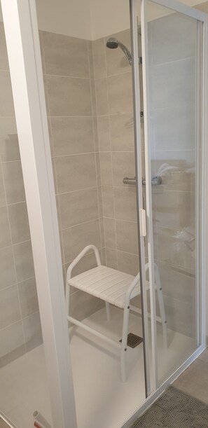 Dusche, Haartrockner, Handtücher, Toilettenpapier