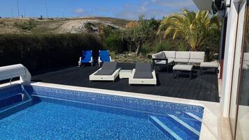 Een verwarmd zwembad