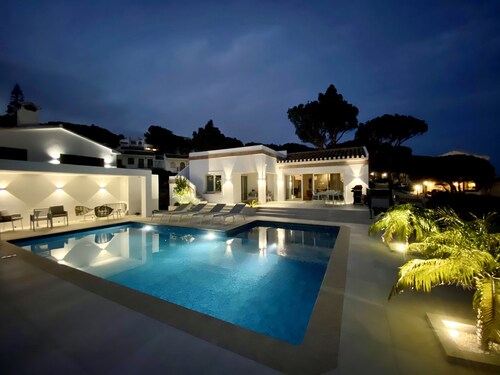 Luxury Villa with beautiful saltwater pool. Walk distance to everything