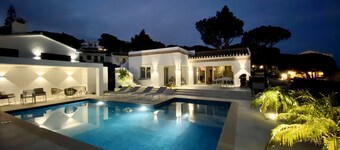 Luxury Villa with beautiful saltwater pool. Walk distance to everything