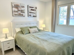 5 bedrooms, desk, iron/ironing board, travel crib