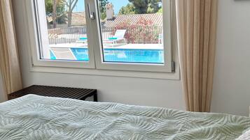 5 bedrooms, desk, iron/ironing board, travel crib