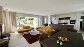 Smart TV, DVD player, books, stereo