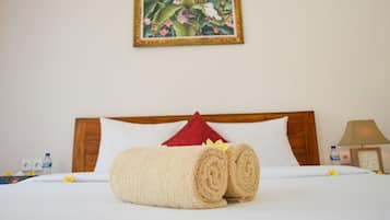 Minibar, escritorio, espacio para trabajar con laptop y wifi gratis