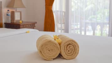 Minibar, escritorio, espacio para trabajar con laptop y wifi gratis