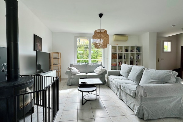 Una Smart TV, una chimenea, libros