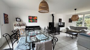 Smart TV, caminetto, libri