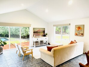Smart TV, fireplace, ping pong, books - Large Acre (pet-friendly!) Home sleeps up to 10 guests  (Cape Schanck)
