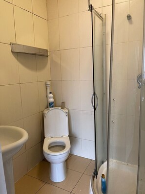 Bathroom - 1 Bedroom Flat - Milligan Road (Leicester)