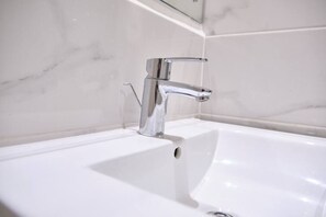 Hair dryer, towels - King-size Bed @ Embassy Gardens, Accra (Accra)