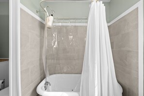 Ensemble douche/baignoire, serviettes fournies