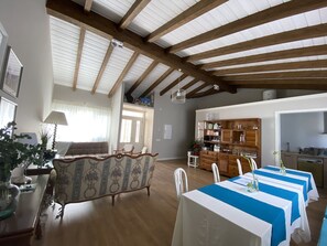 32-tommers fladskærms-tv med digitale kanaler, tv, legetøj