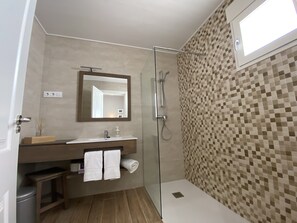 Shower, hair dryer, towels, soap - Azafrán Consuegra Casa Rural (Consuegra)