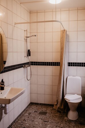 Shower, towels, soap, shampoo - Stiftsgården Tallnäs (Skillingaryd)