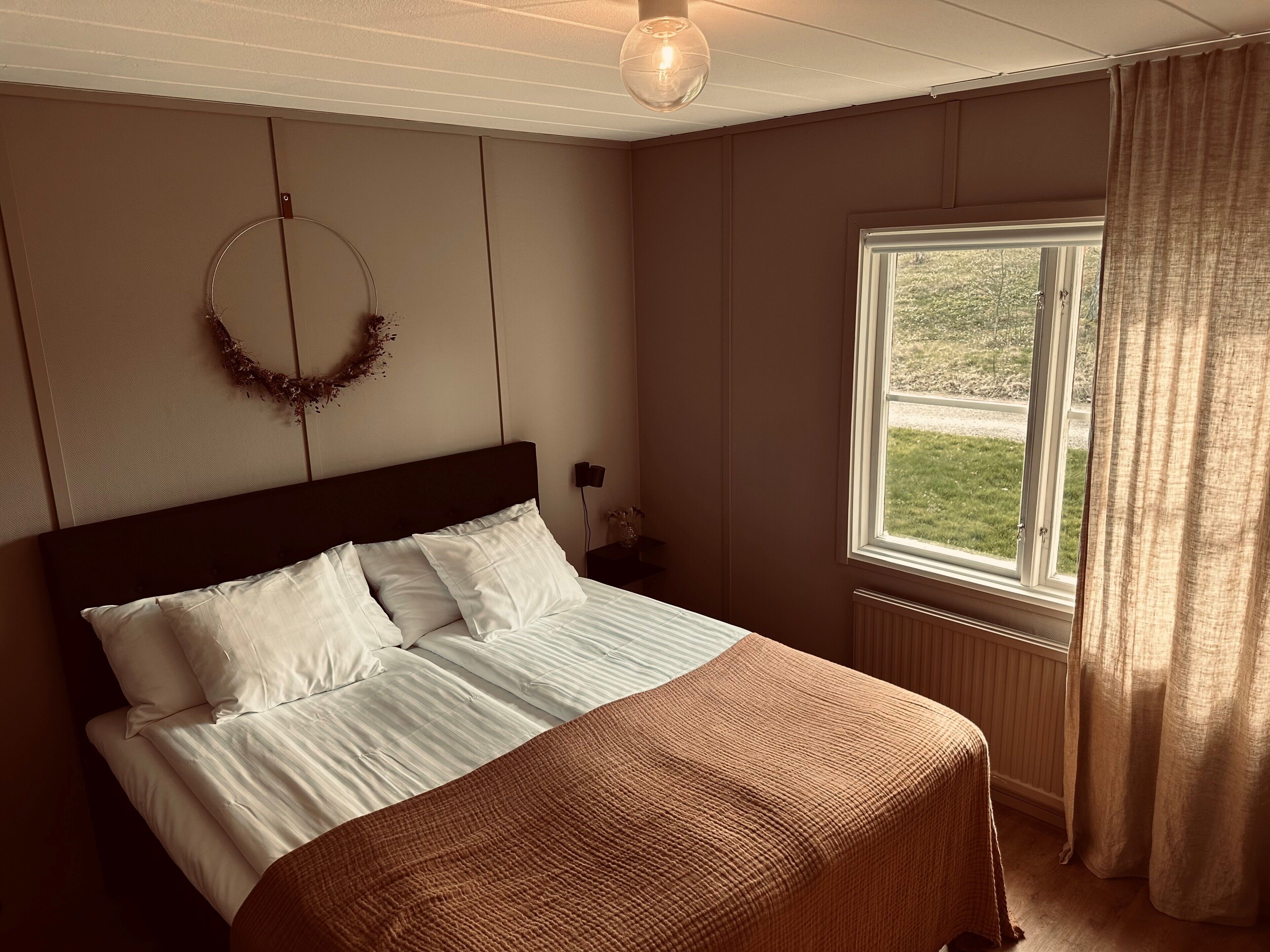 Ropa de cama hipoalergénica y minibar con artículos gratuitos 