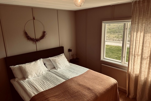 Ropa de cama hipoalergénica y minibar con artículos gratuitos