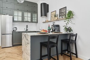Dishwasher, coffee/tea maker, electric kettle, cookware/dishes/utensils - Apartment Wrocław Wapienna by Renters (Wroclaw)