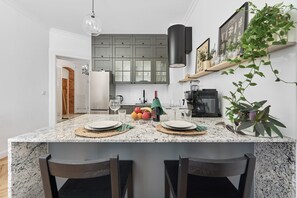 Dishwasher, coffee/tea maker, electric kettle, cookware/dishes/utensils - Apartment Wrocław Wapienna by Renters (Wroclaw)