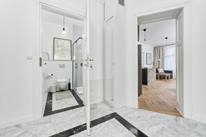 Ducha, toallas, jabón y champú