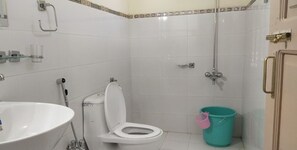 Habitación Deluxe | Baño | Regadera tipo lluvia y toallas