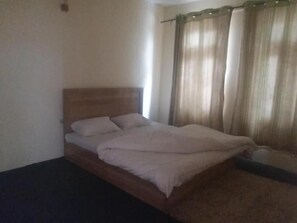 Deluxe Room | Iron/ironing board, free WiFi