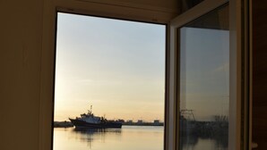 Une vue sur une rivière paisible, avec un bateau amarré au quai.