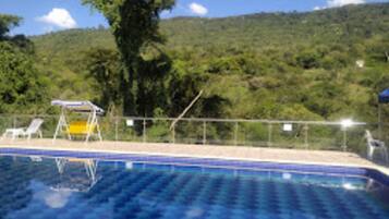 Una piscina al aire libre