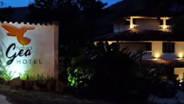 Une enseigne d’hôtel avec un logo représentant un oiseau et le nom « Geo Hotel ».