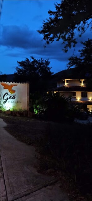 Een hotelsbord met een vogel logo en de naam 'Geo Hotel'.