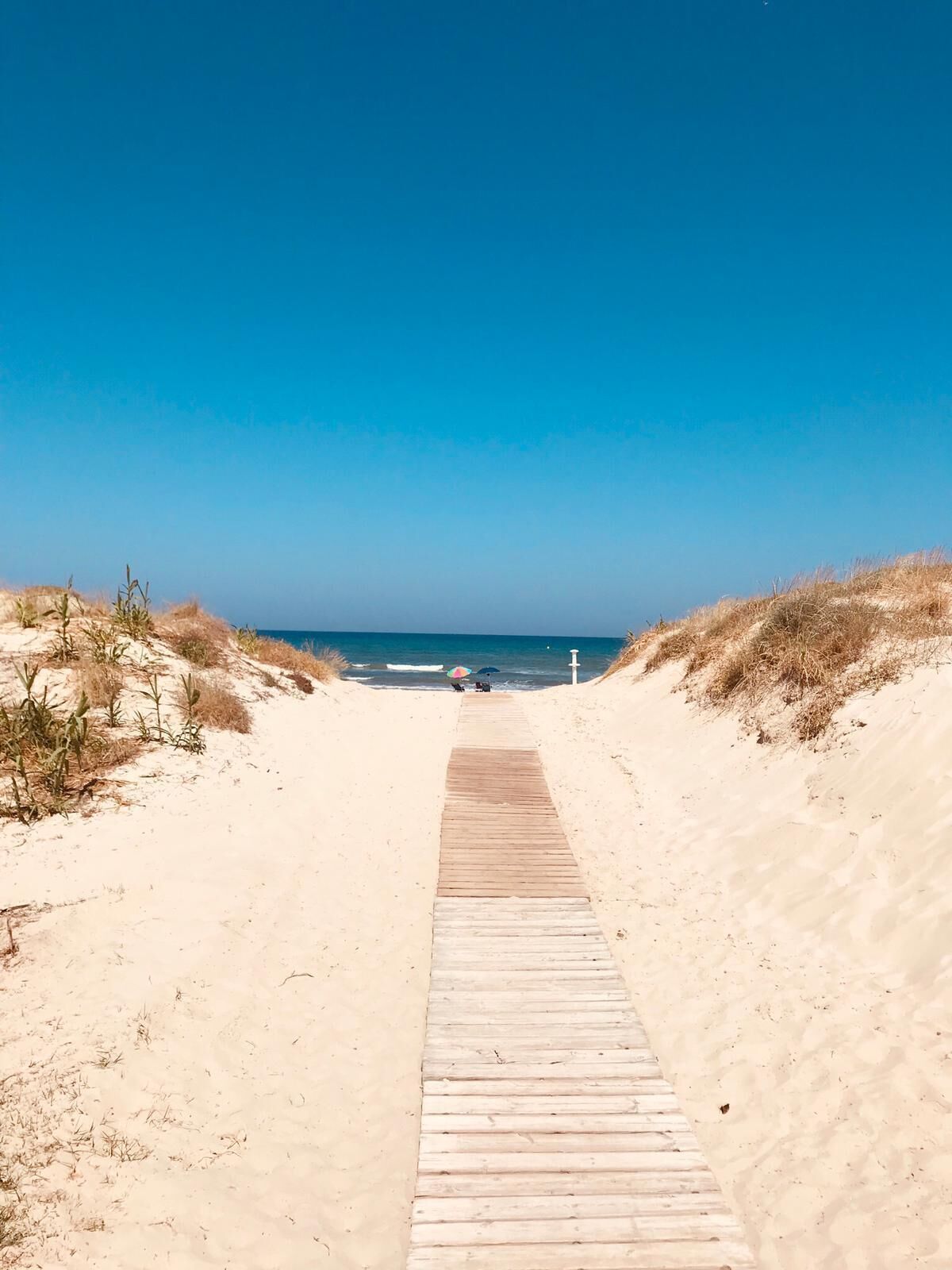 Nära stranden och solstolar