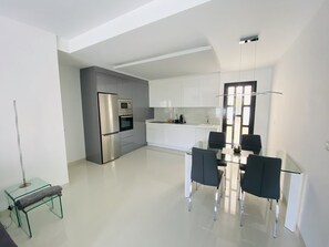 Een koelkast, een magnetron, een oven, een kookplaat