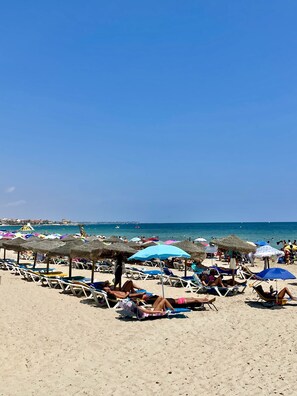 Plage à proximité, chaise longue