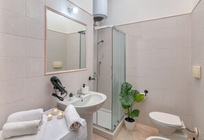 Shower, hydromassage showerhead, hair dryer, bidet - IzzHome Escape (Villa San Pietro)