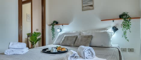 1 quarto, ferros/tábuas de passar roupa, berço de viagem