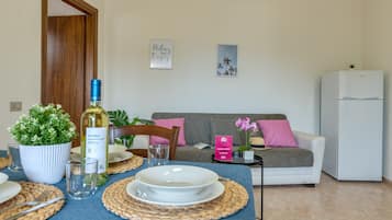 Großer Kühlschrank, Mikrowelle, Ofen, Espressomaschine