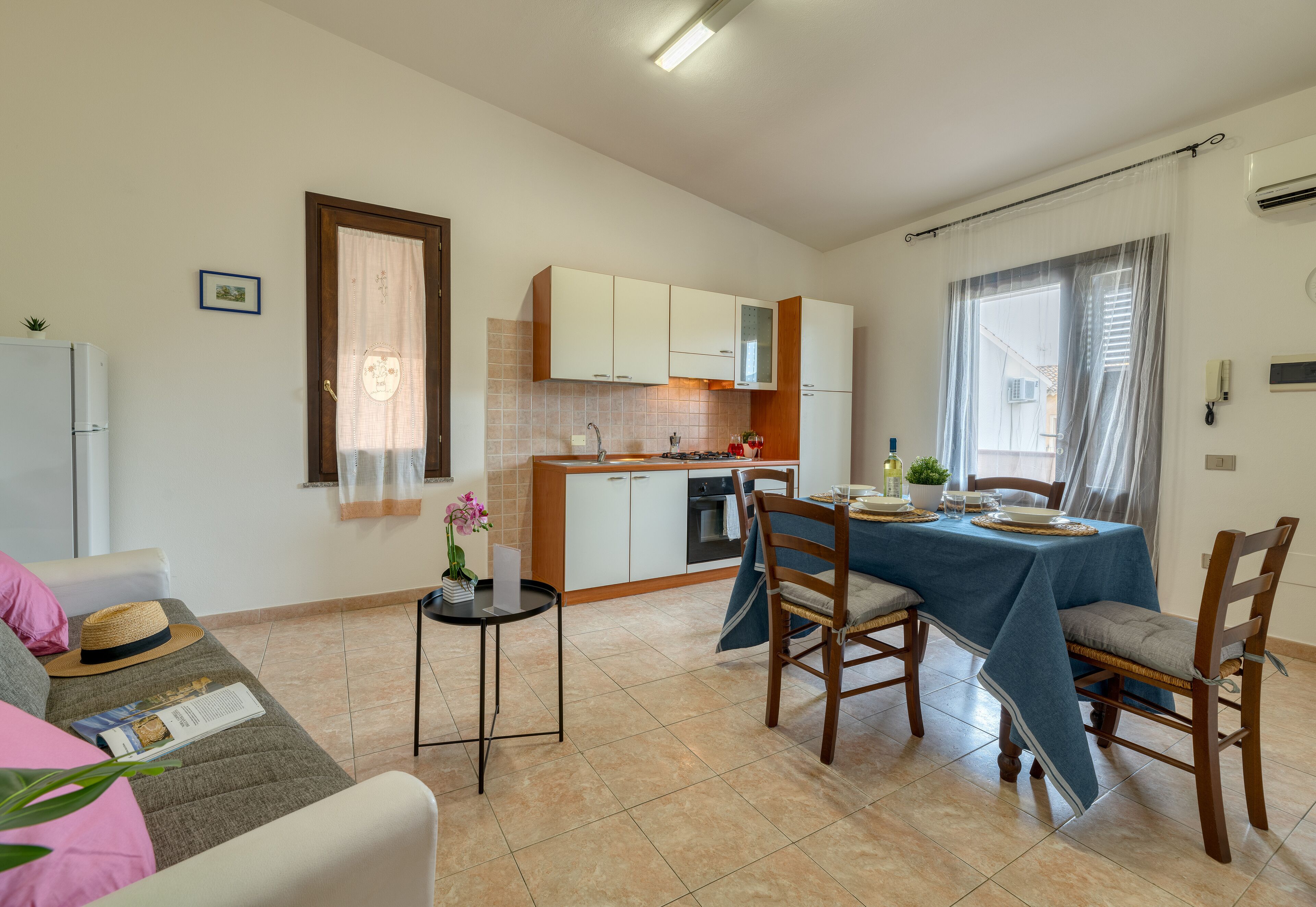 Een koelkast met diepvriezer, een microgolfoven, een oven