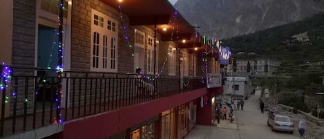 Vista frontal de la propiedad