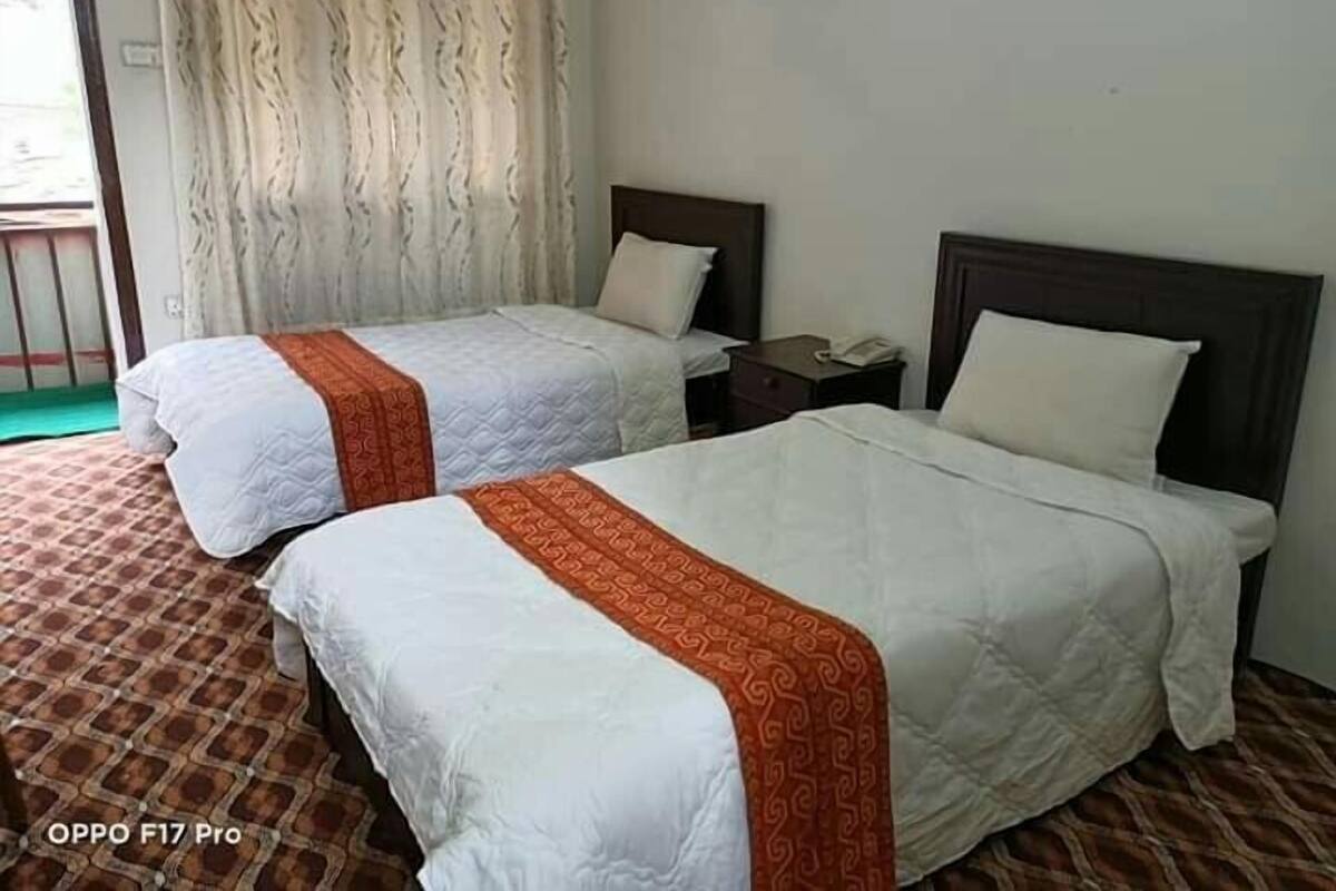 Habitación con 2 camas individuales | Tabla de planchar con plancha y wifi gratis