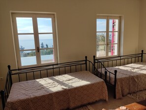2 slaapkamers, een strijkplank/strijkijzer, gratis wifi, beddengoed