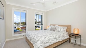 3 Schlafzimmer, Schreibtisch, Bügeleisen/Bügelbrett, Reisekinderbett